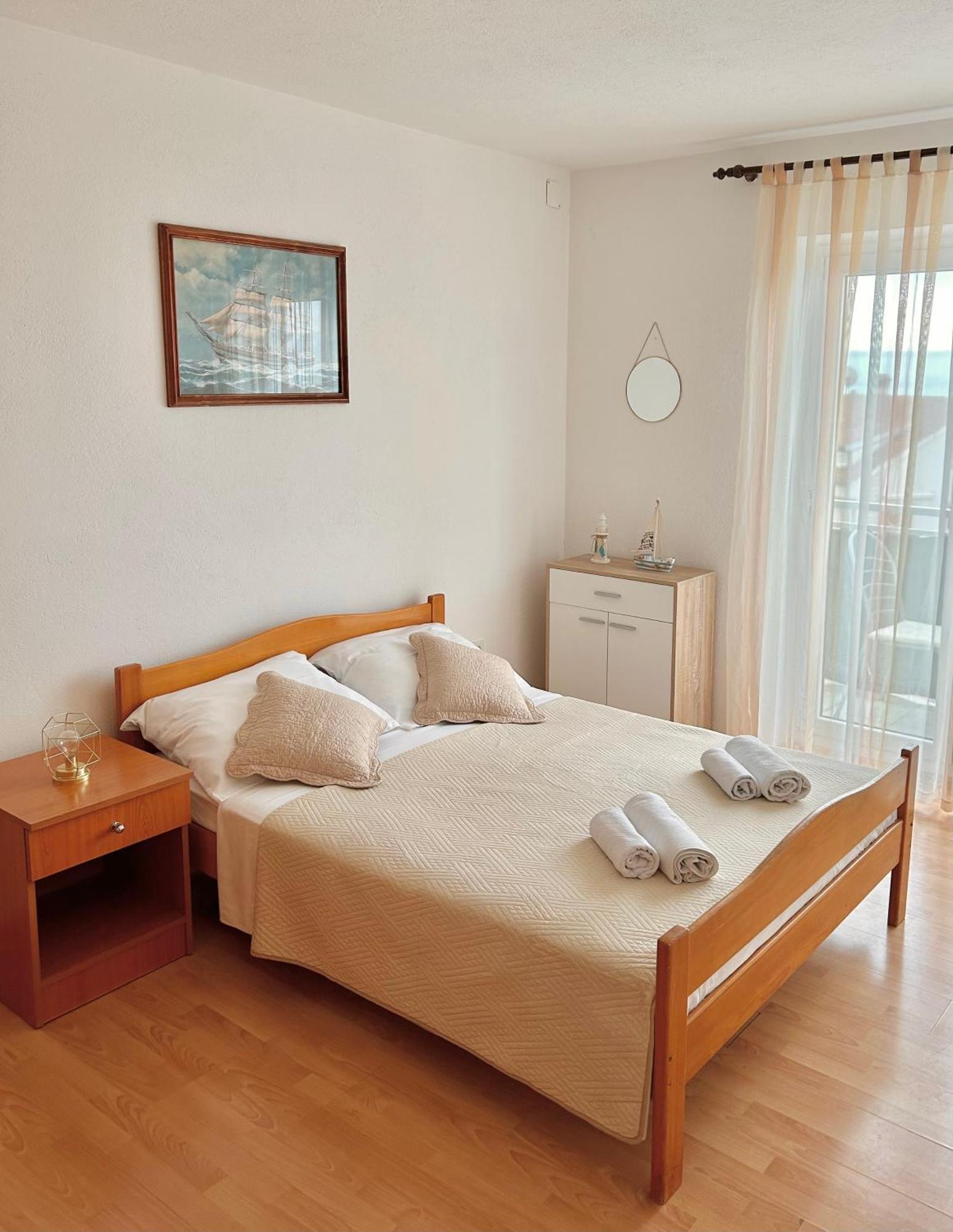 Apartmani Mara Бол Екстер'єр фото