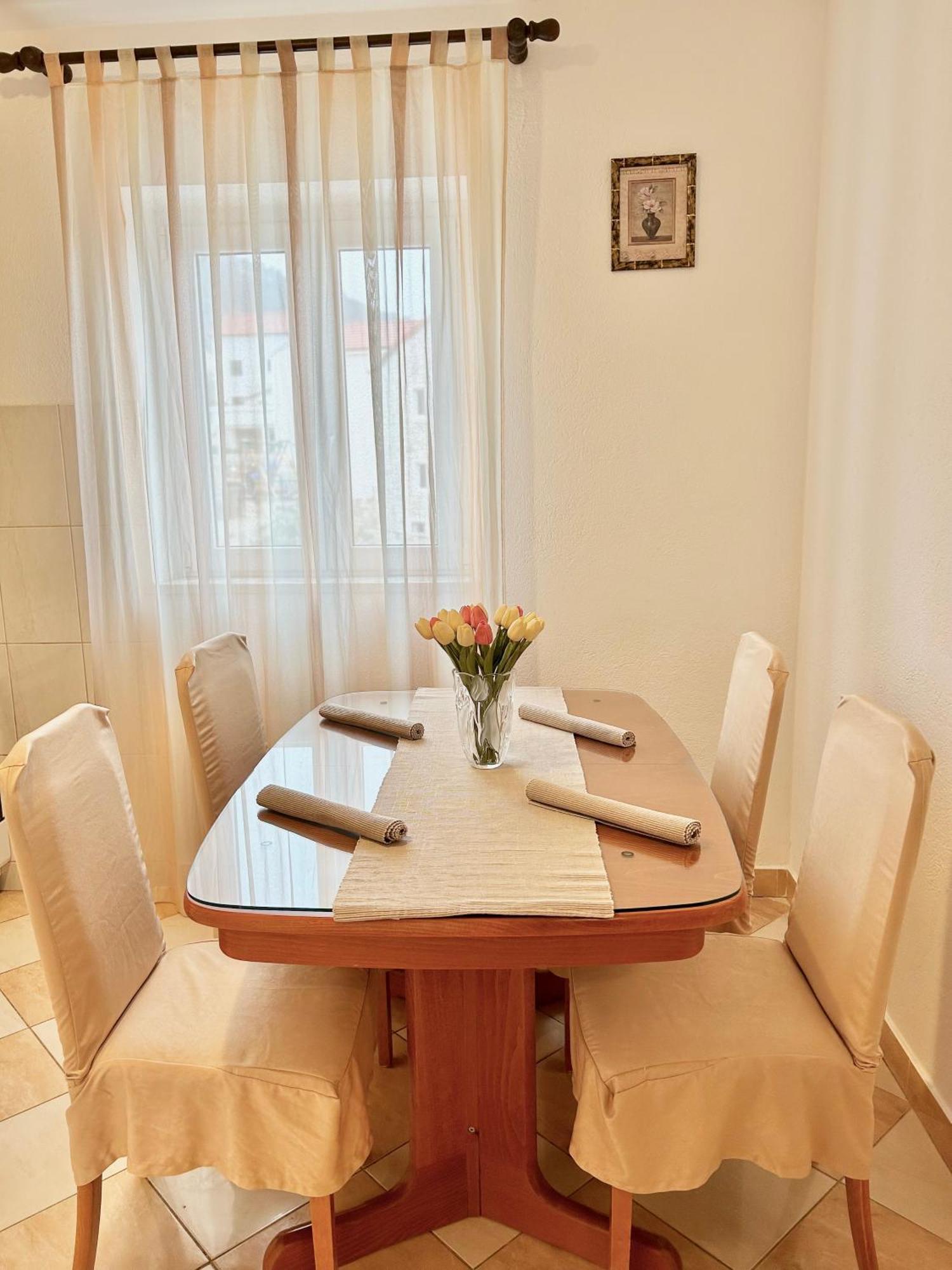 Apartmani Mara Бол Екстер'єр фото